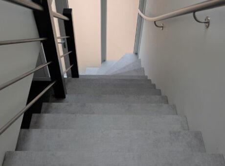 Grijze trappen