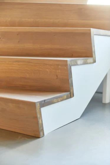 Houten trap door De Vries