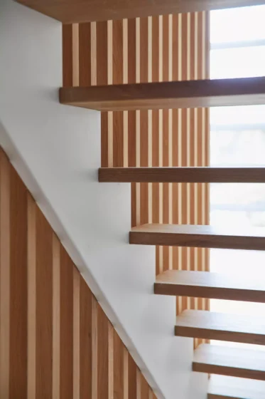 Trap in woonkamer nieuwbouw woning