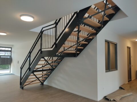 Montage trap met beuken treden
